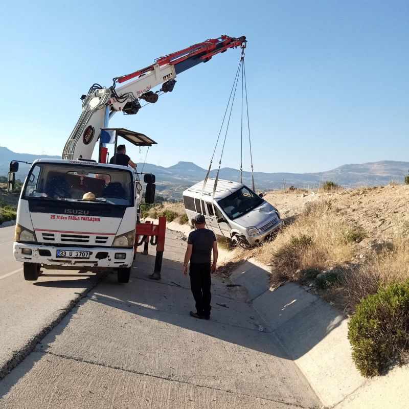 LEVHAYA ÇARPIP YOLDAN ÇIKAN ARAÇTAKİLER YARA ALMADAN KURTULDU