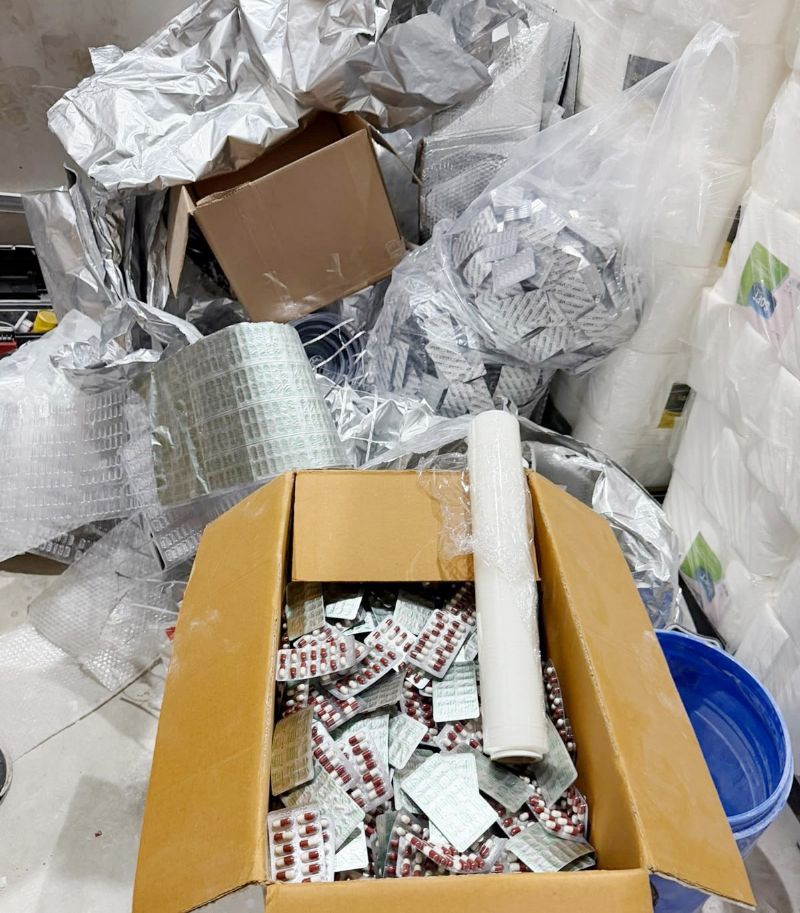 PLASTİK AMBALAJ DÜKKANINDA UYUŞTURUCU İMALATHANESİ ORTAYA ÇIKARILDI: 100 BİN SENTETİK ECZA HAP ELE GEÇİRİLDİ