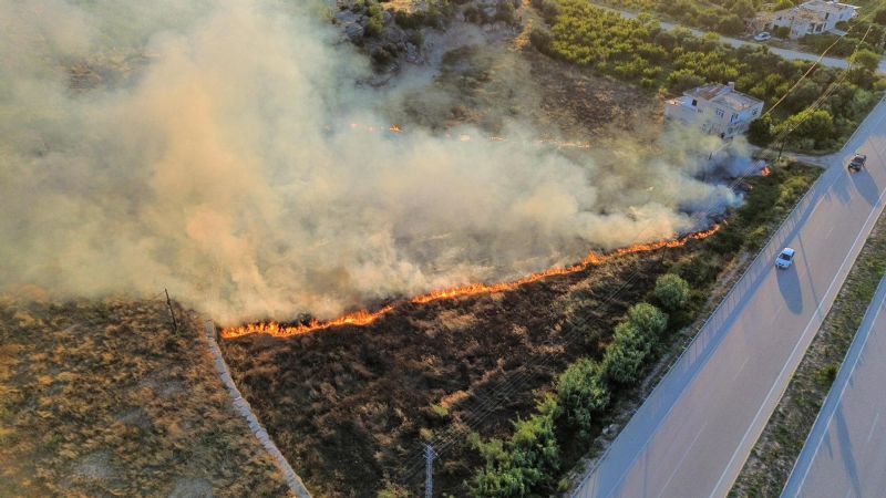 MERSİN’DE ÇIKAN YANGIN EVLERE VE ORMANA ULAŞMADAN SÖNDÜRÜLDÜ
