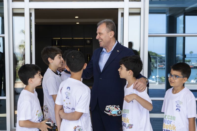 MERSİN BÜYÜKŞEHİR’İN MERCAN ROBOTİK TAKIMI ÖĞRENCİLERİNDEN BAŞKAN SEÇER’E ZİYARET