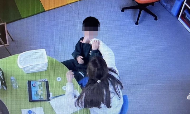 MERSİN’DE OTİZMLİ ÇOCUĞA ŞİDDET KAMERADA: ÖĞRETMEN TUTUKLANDI