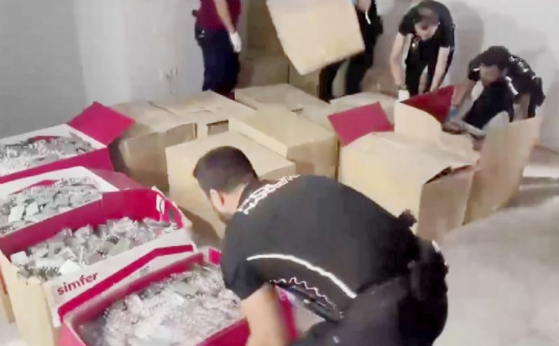 KAPI KİLİDİ KESİLEREK İÇERİ GİRİLDİ, 2 MİLYON 296 BİN ADET UYUŞTURUCU HAP ELE GEÇİRİLDİ