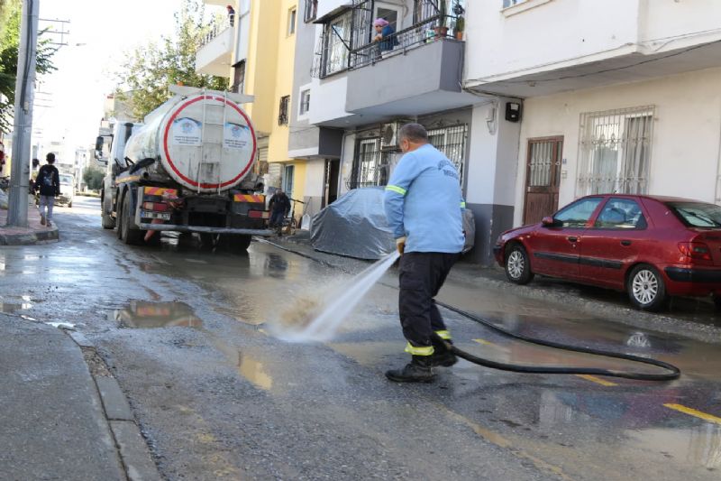 AKDENİZ’DE SAĞANAK YAĞIŞIN OLUMSUZ İZLERİ SİLİNİYOR