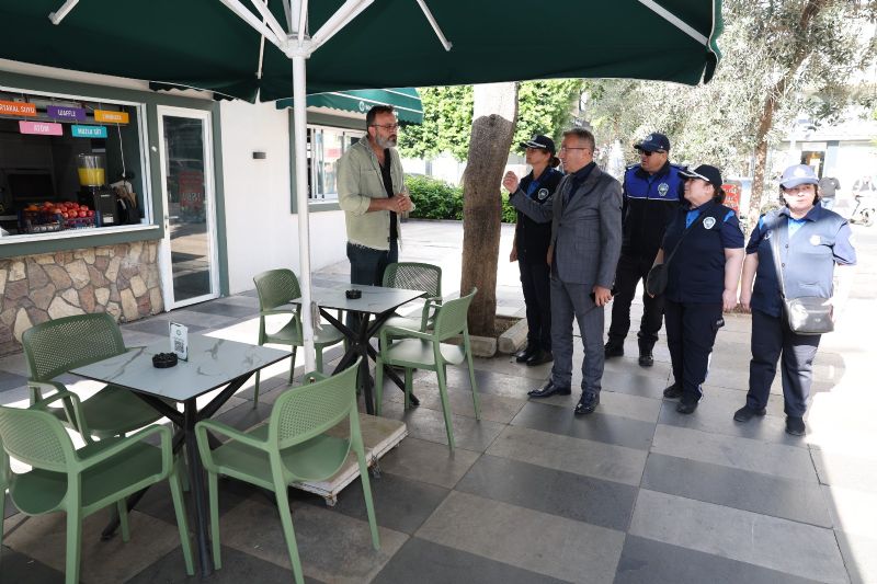 Akdeniz Zabıtası, Kaldırım İşgaline Karşı Denetimlerini Sürdürüyor