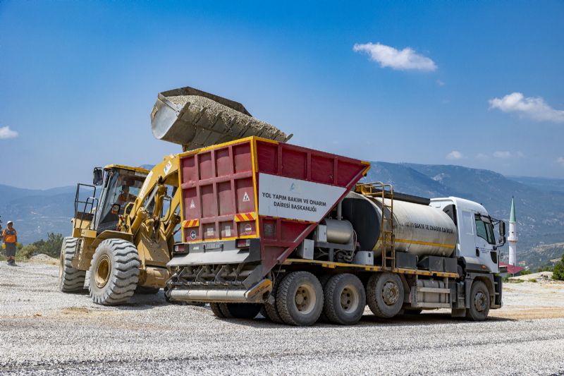 BÜYÜKŞEHİR GÜLNAR’DA 5 MAHALLENİN GRUP YOLUNU GENİŞLETEREK ASFALTLADI