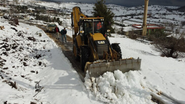 Tarsus Belediyesi karla mücadelede 7/24 sahada