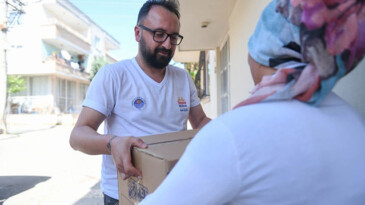 Gıda kolisi yardımı devam ediyor