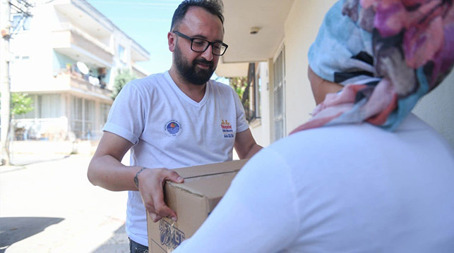 Gıda kolisi yardımı devam ediyor