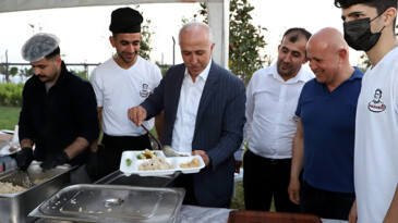 Gültak, iftarda belediye çalışanları ile bir araya geldi