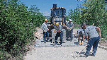 GÜLNAR’DA YOL ÇALIŞMALARI SÜRÜYOR