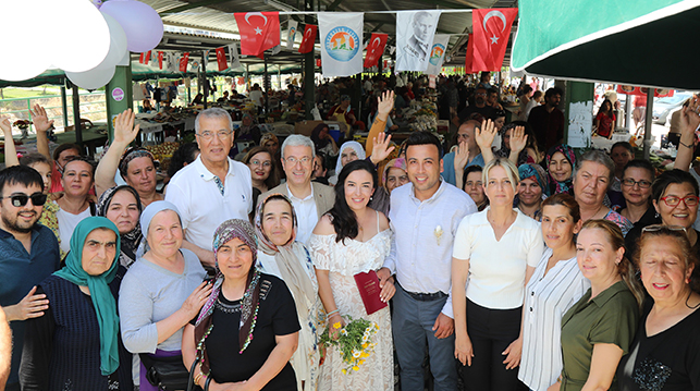 GENÇ ÇİFTLERİN NİKAHI ÜRETİCİ PAZARINDA KIYILDI