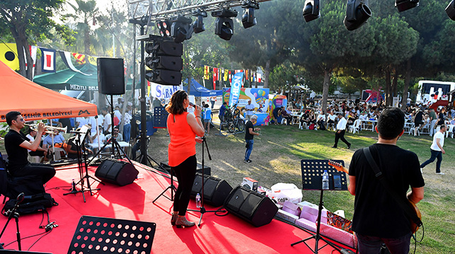 MEZİTLİ DENİZCİLER KAMPI’NDA ‘YAZA MERHABA’ KONSERİ