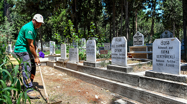 MEZARLIKLARI VE İBADETHANELER BAYRAMA HAZIR