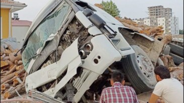 TOMRUK YÜKLÜ KAMYON İLE OTOMOBİL ÇARPIŞTI: 5 YARALI