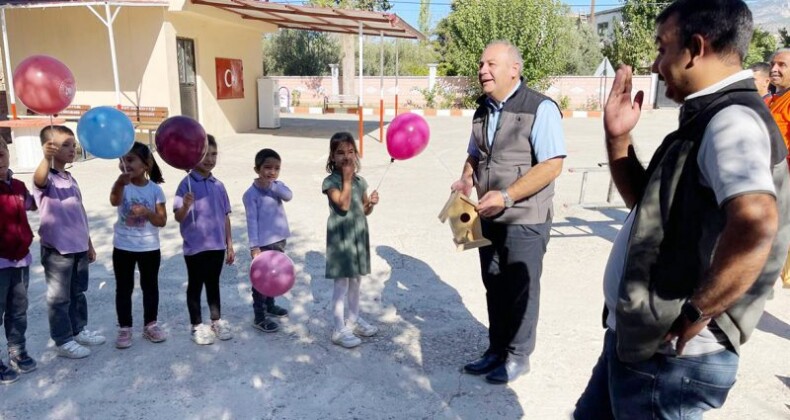 Mut’ta öğrencilere kuş yuvası dağıtıldı