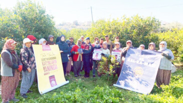Jandarma limon bahçesinde işçilere ‘Kadına El Kalkamaz’ projesini anlattı