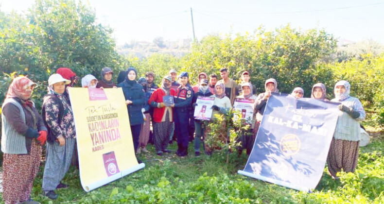 Jandarma limon bahçesinde işçilere ‘Kadına El Kalkamaz’ projesini anlattı