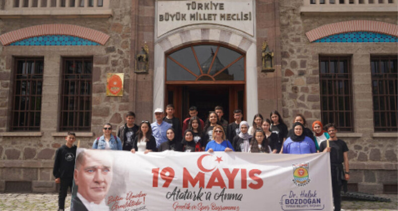 TARSUS BELEDİYESİ ÖĞRENCİLER İÇİN ANKARA GEZİSİ DÜZENLEDİ