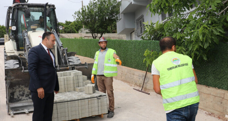  TOROSLAR’DA YOL VE KALDIRIM ÇALIŞMALARI DEVAM EDİYOR