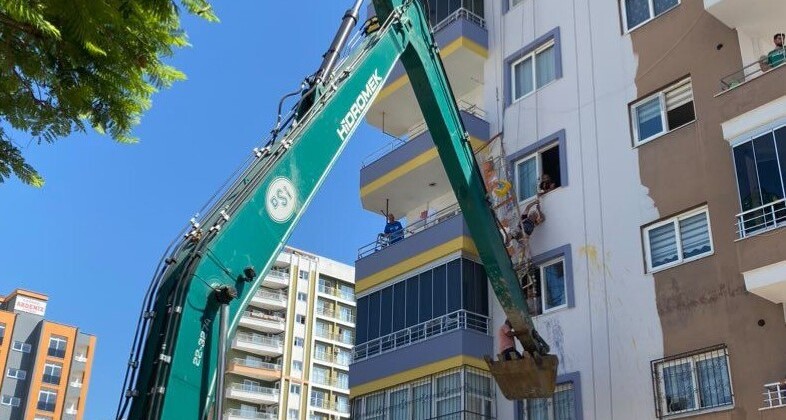  İSKELENİN HALATI KOPTU, BİR İŞÇİ ÖLÜMLE BURUN BURUNA GELDİ