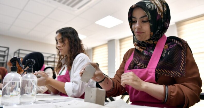 SERAMİK KURSUYLA HEM HOBİ EDİNİYOR, HEM DE YENİ MESLEK ALANLARININ KAPISINI AÇIYORLAR