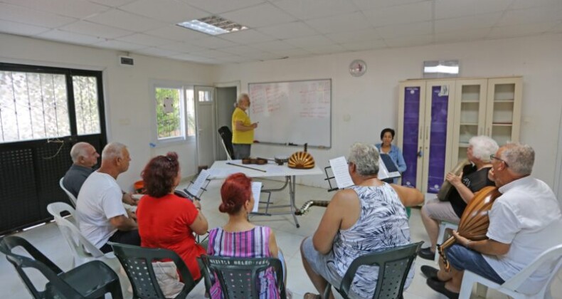 MEZİTLİLİLER GÖNÜLLÜ EVLERİNDE KEYİFLİ VAKİT GEÇİRİYOR