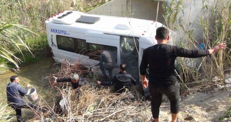 Mersin’de yolcu minibüsü ile otomobil çarpıştı: 1 ölü, 13 yaralı