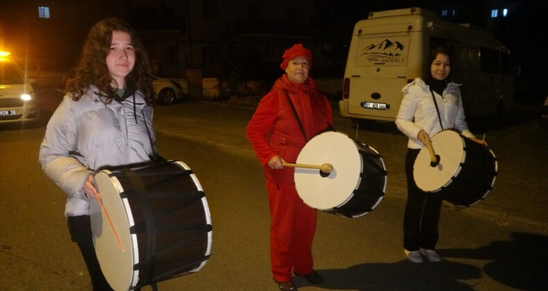 Kadın davulcular, ilk sahura vatandaşları manilerle uyandırdı