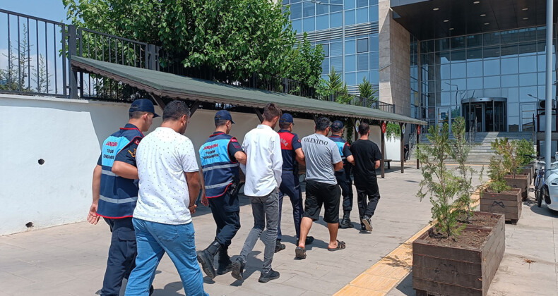 Mersin’de göçmen kaçakçılarına yönelik operasyon: 5 gözaltı