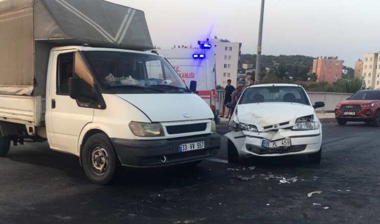 Otomobil ile kamyonet çarpıştı: 2 çocuk yaralandı