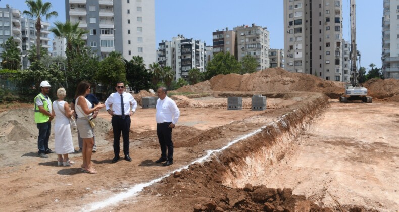 Başkan Özyiğit, kent kütüphanesi inşaatını inceledi