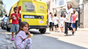 Mersin’de çocuklara limonlu dondurma ikram ediliyor