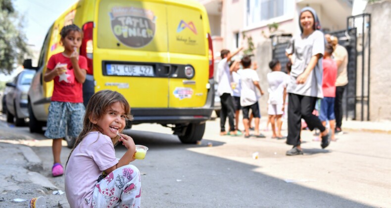 Mersin’de çocuklara limonlu dondurma ikram ediliyor