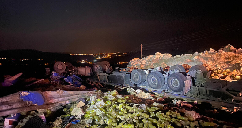 Mersin’de tır devrildi: 1 ölü