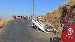 FRENİ BOŞALAN OTOMOBİLİ DURDURMAK İÇİN YOL KENARINDAKİ TOPRAK ZEMİNE SÜRDÜ