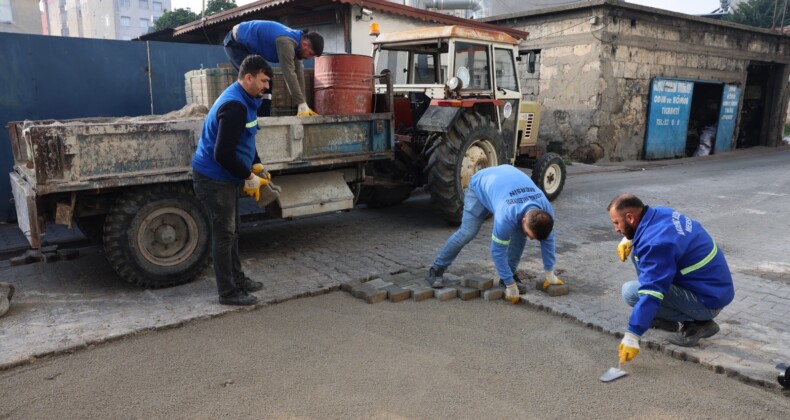 Akdeniz’de yol ve kaldırım yenileme çalışmaları sürüyor