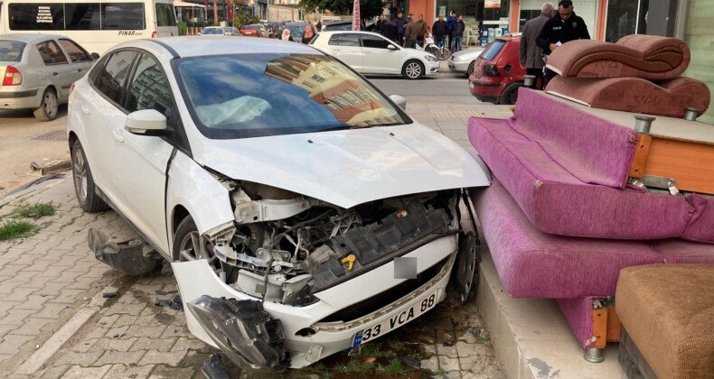  Kaza anı kamerada: Otomobiller çarpıştı, 2 sürücü yaralandı