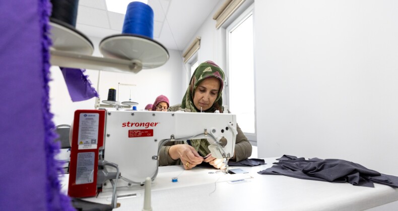 “Çocuklarımın, annemin ve babamın kıyafetlerini dikiyorum”