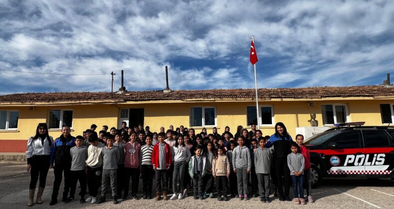  Silifke’de öğrenciler toplumsal ve dijital güvenlik konusunda bilgilendirildi