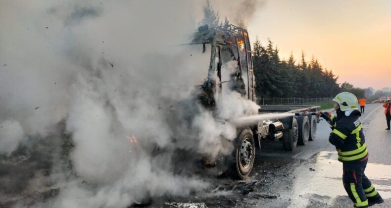 Tarsus’ta Seyir Halindeki Kamyonda Yangın Çıktı