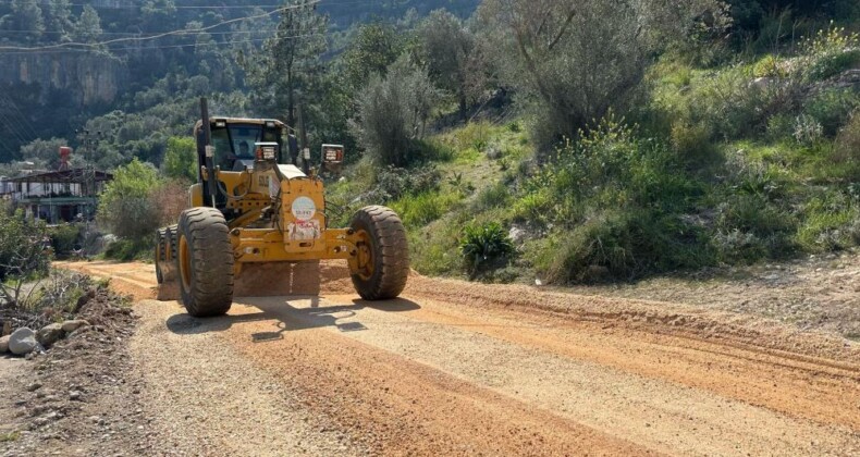 Silifke’de Yol Düzenleme Çalışmaları Devam Ediyor