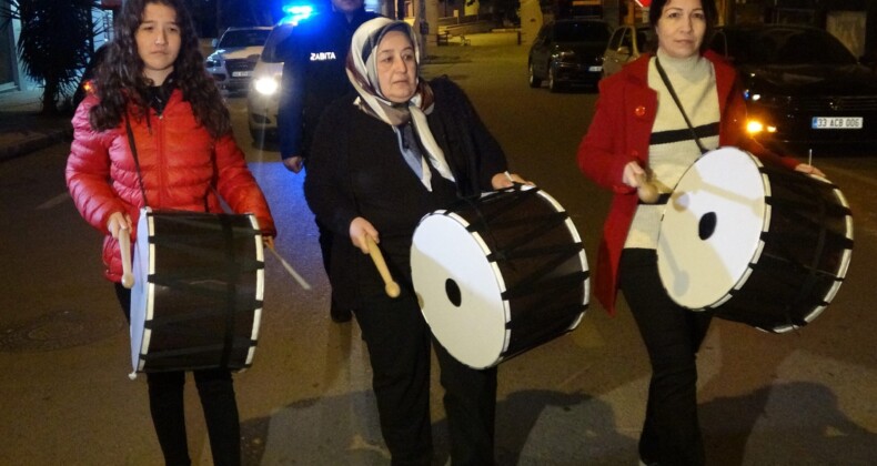 Mersin’de Kadın Davulcular, Manilerle Sahura Uyardı